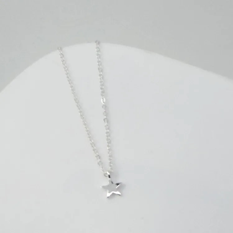 Collar Corto con Dije de Estrellas