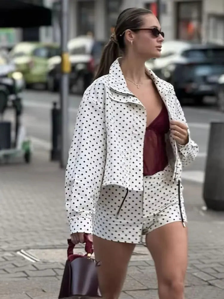 Conjunto Campera con Lunares y Short Cuello Alto