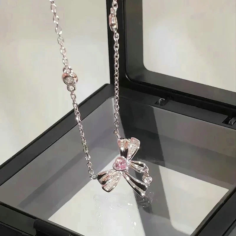 Collar con Dije Planeta y Corazón Rosa con Zirconia