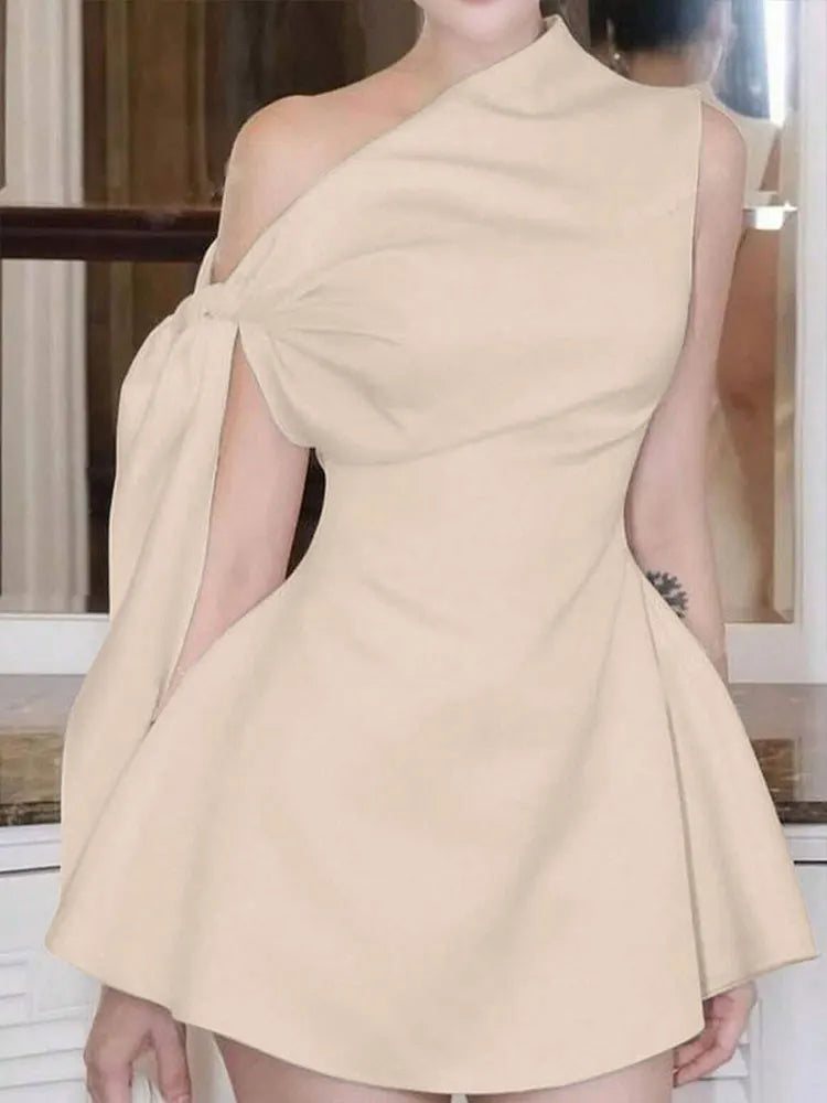 Vestido Línea A con Cuello Asimétrico y Lazo