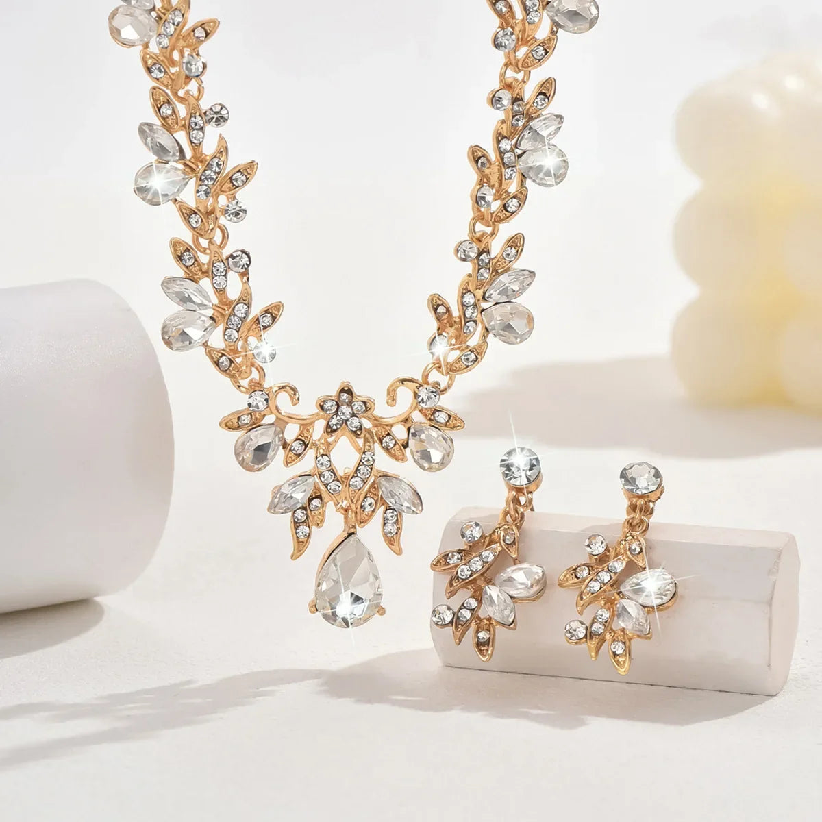 Set de Collar y Aros con Gota de Agua (3 Piezas)