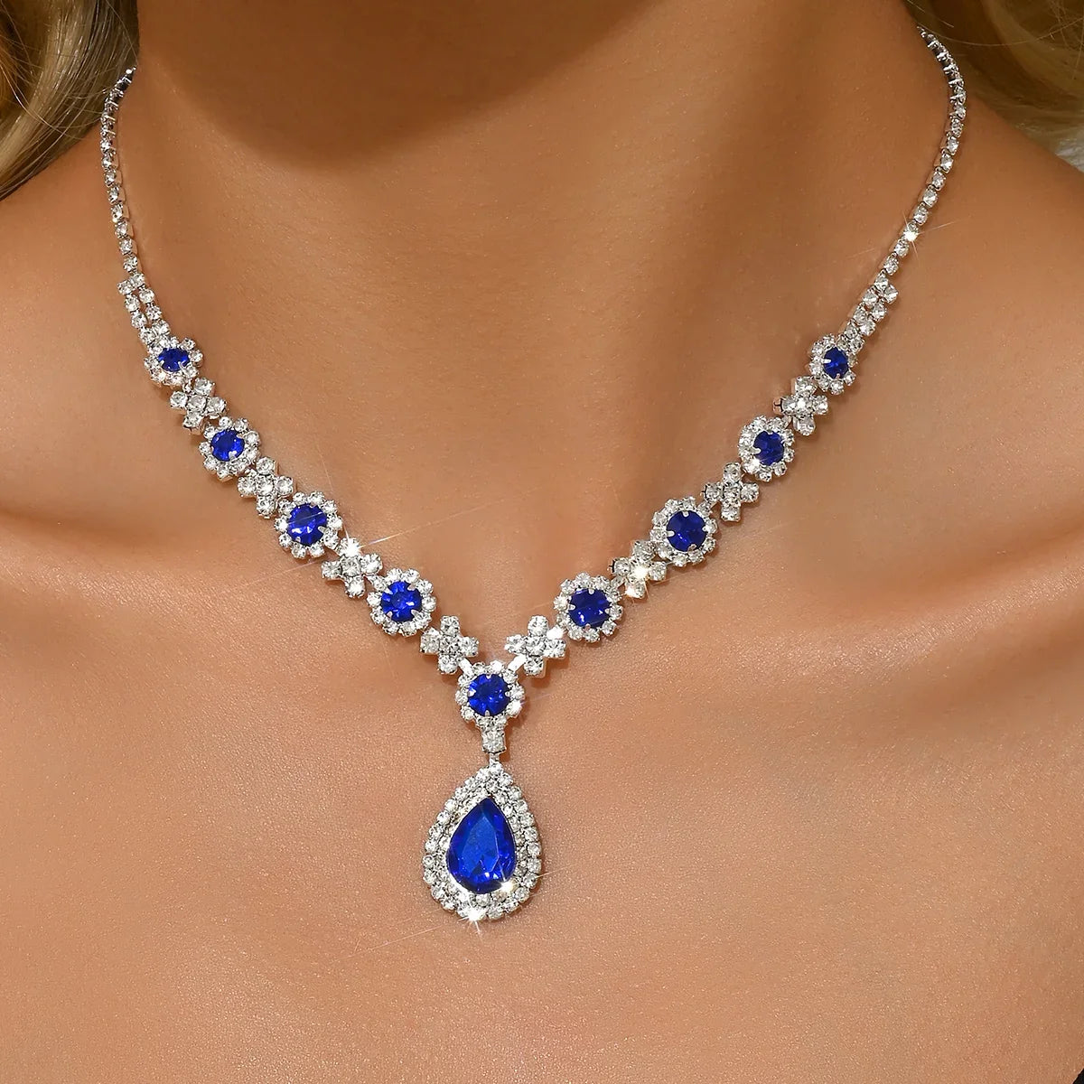 Collar con Dije de Flor y Gota de Cristal
