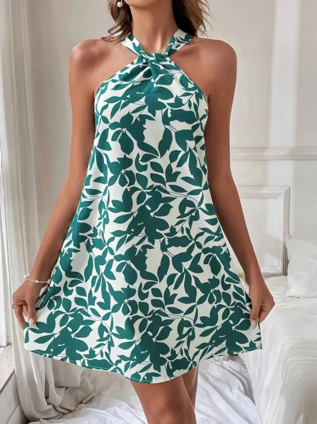 Vestido Halter con Estampa Tropical y Espalda Descubierta