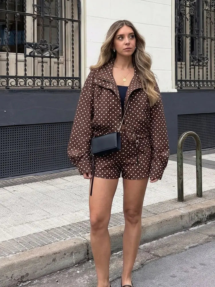 Conjunto Campera con Lunares y Short Cuello Alto