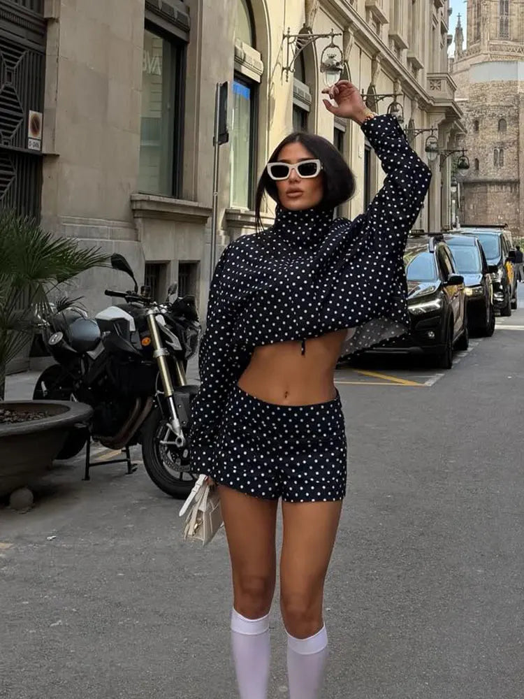 Conjunto Campera con Lunares y Short Cuello Alto