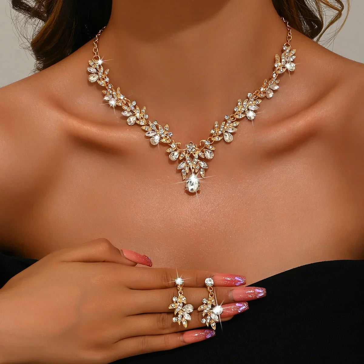 Set de Collar y Aros con Gota de Agua (3 Piezas)