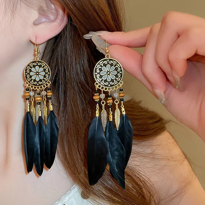 Aros Largos Boho con Pluma y Borlas