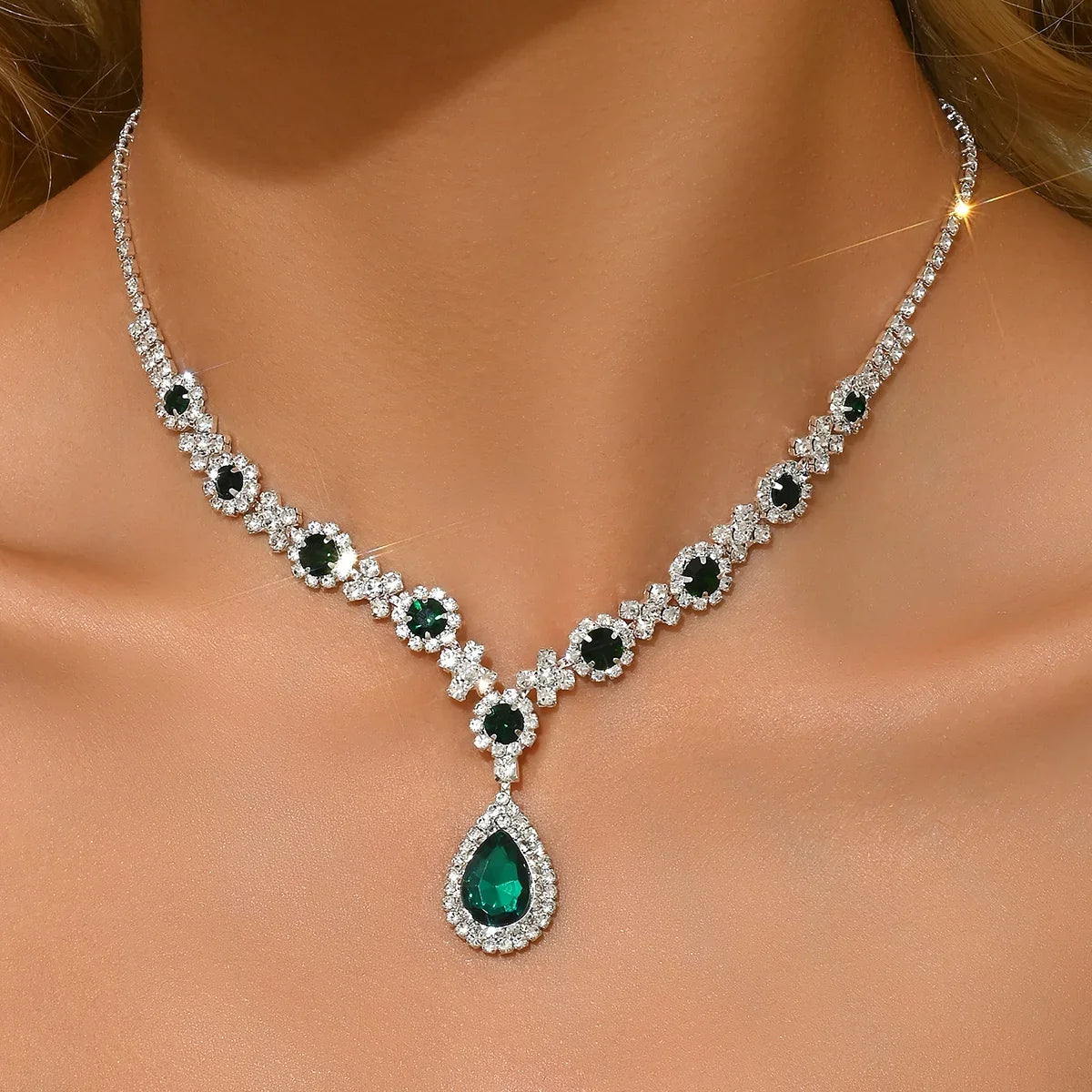 Collar con Dije de Flor y Gota de Cristal