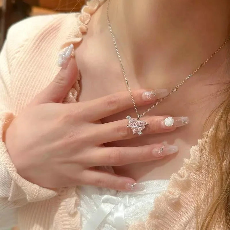 Collar con Dije Planeta y Corazón Rosa con Zirconia
