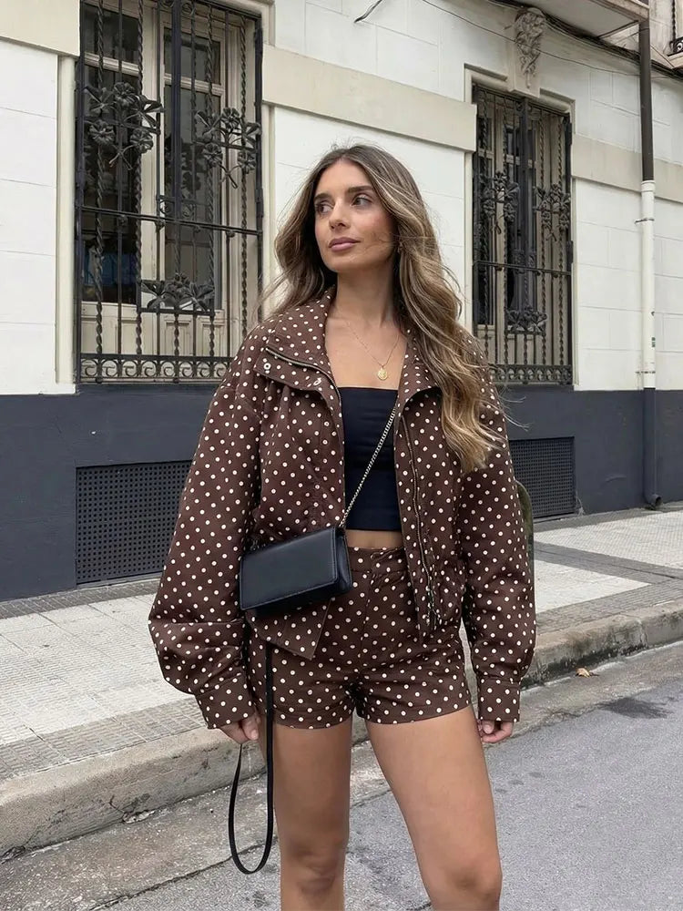Conjunto Campera con Lunares y Short Cuello Alto