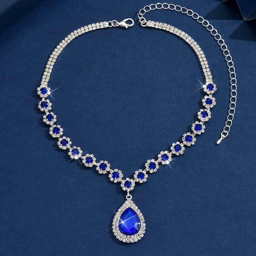 Collar con Dije de Flor y Gota de Cristal