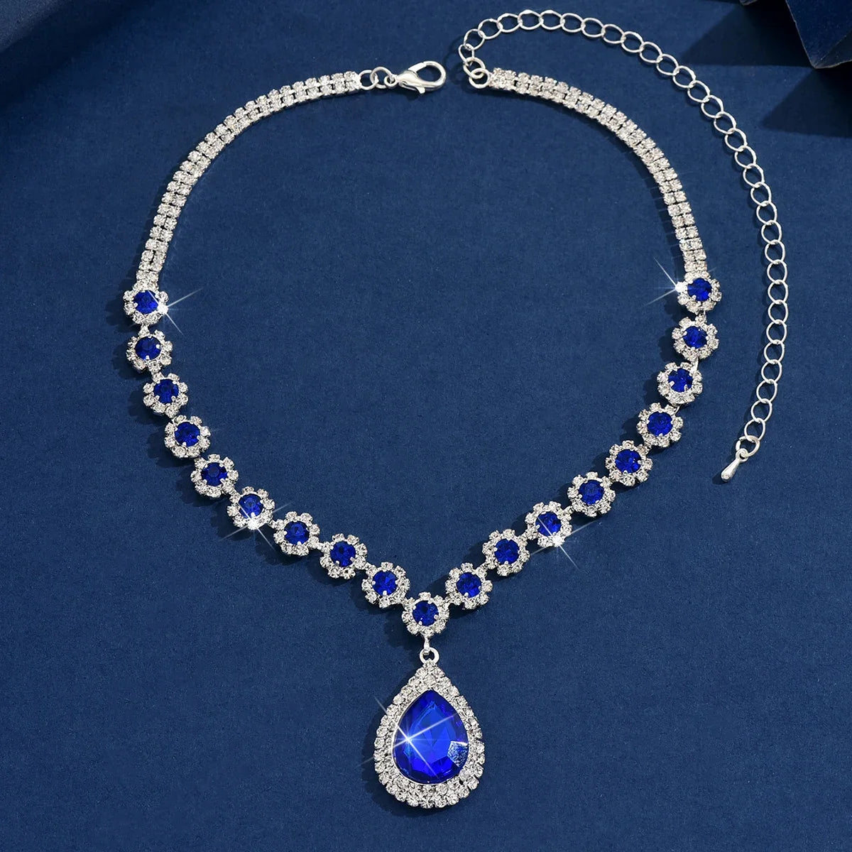 Collar con Dije de Flor y Gota de Cristal