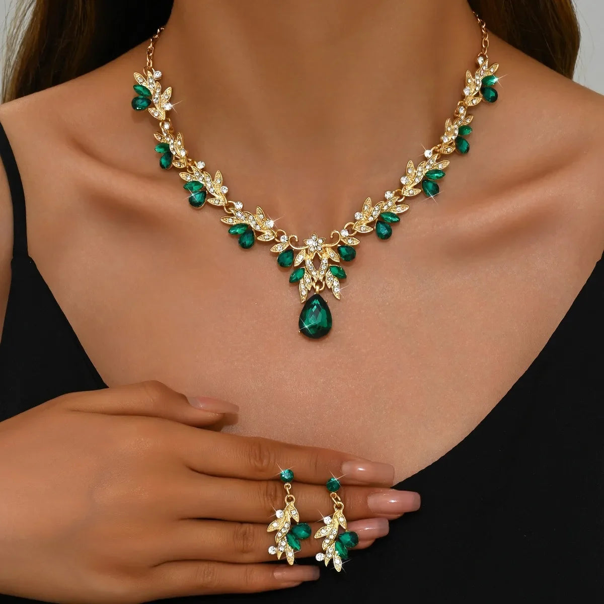 Set de Collar y Aros con Gota de Agua (3 Piezas)