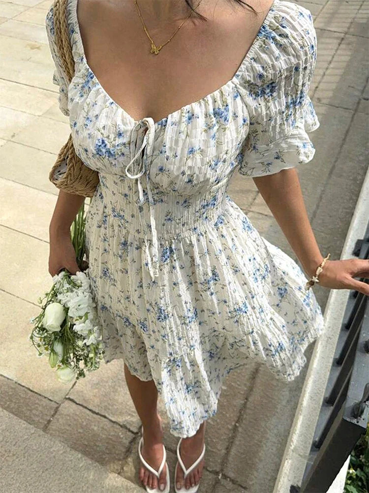Vestido Corto Estampado con Cordones y Espalda Abierta