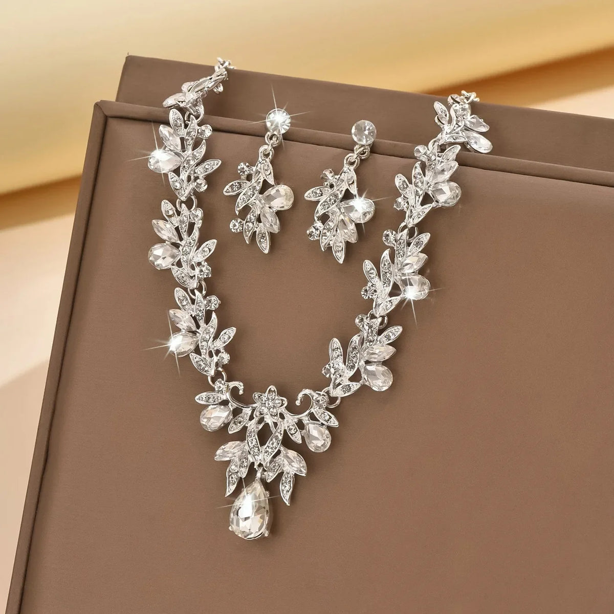 Set de Collar y Aros con Gota de Agua (3 Piezas)