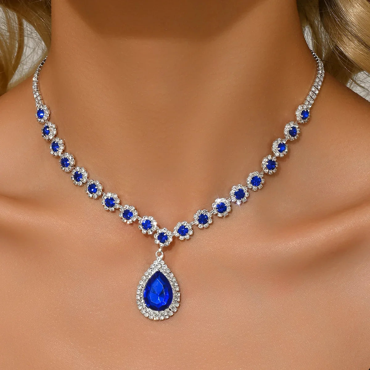 Collar con Dije de Flor y Gota de Cristal