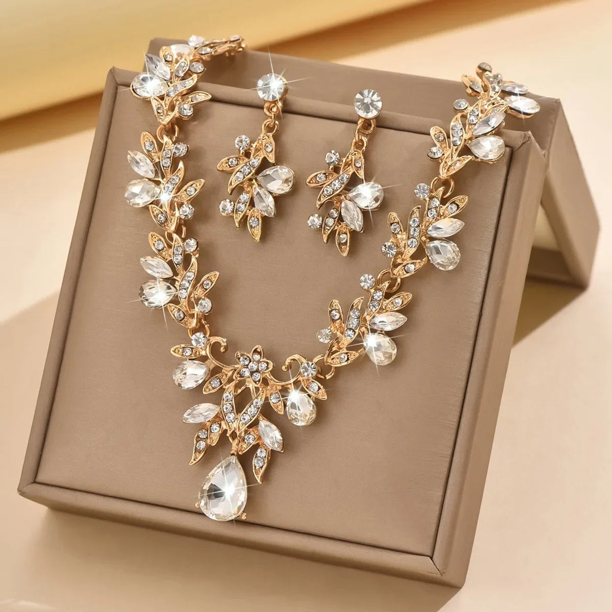 Set de Collar y Aros con Gota de Agua (3 Piezas)