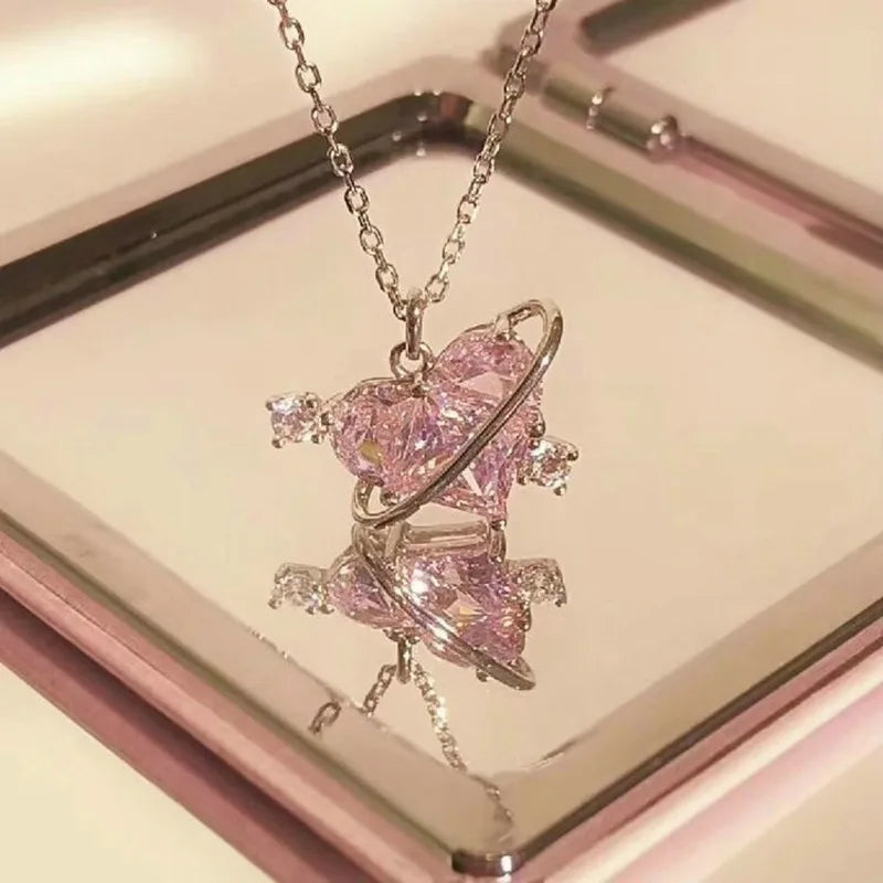 Collar con Dije Planeta y Corazón Rosa con Zirconia
