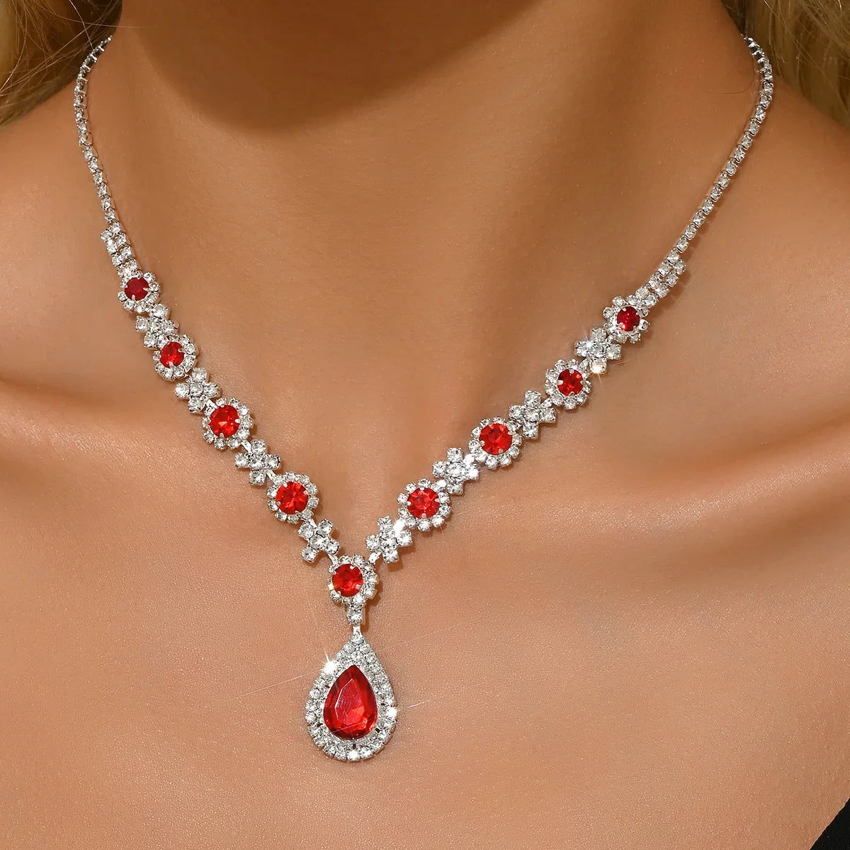 Collar con Dije de Flor y Gota de Cristal