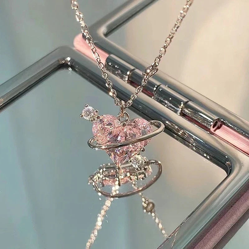 Collar con Dije Planeta y Corazón Rosa con Zirconia