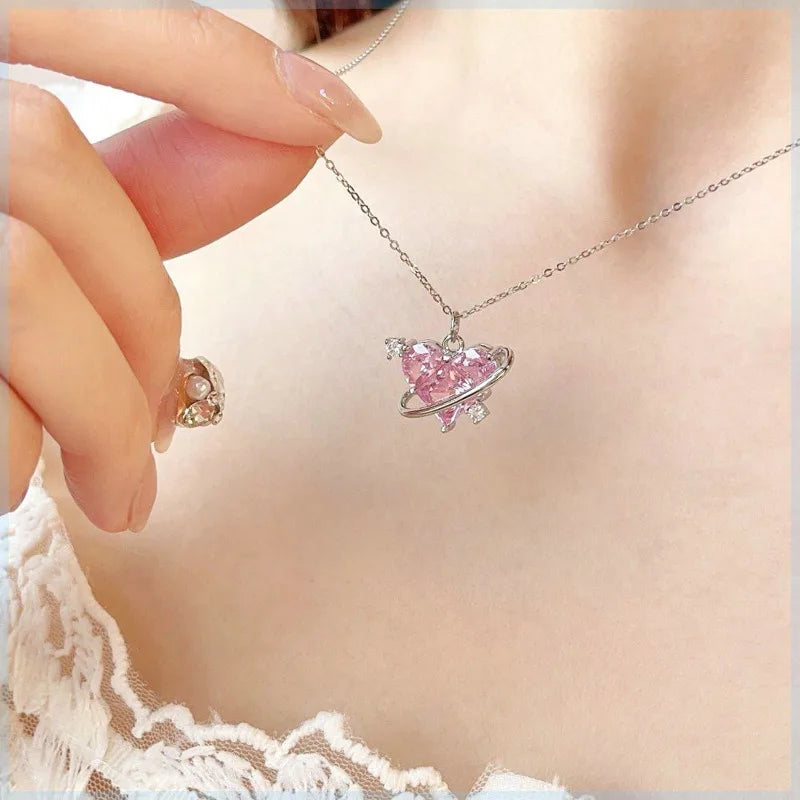 Collar con Dije Planeta y Corazón Rosa con Zirconia