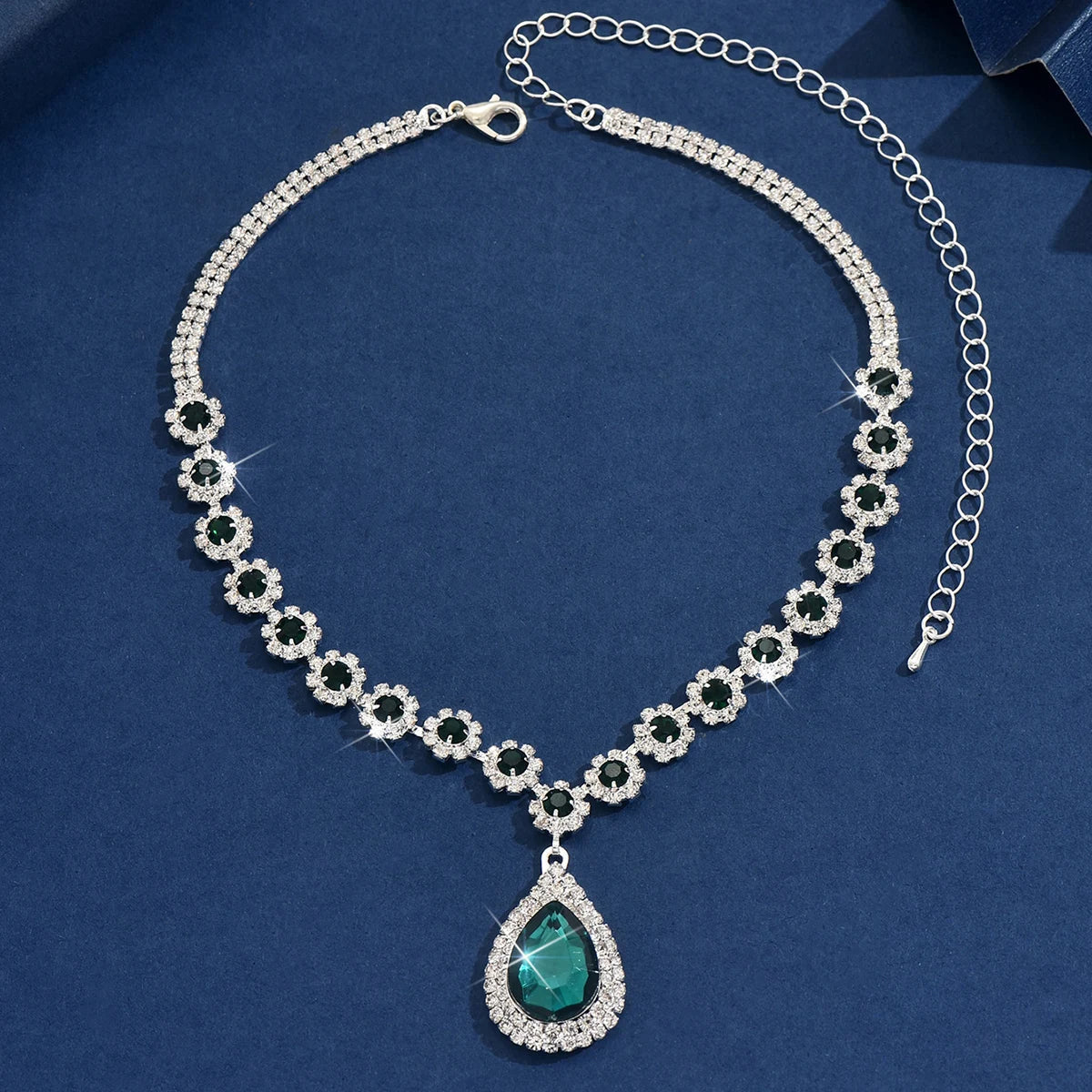 Collar con Dije de Flor y Gota de Cristal