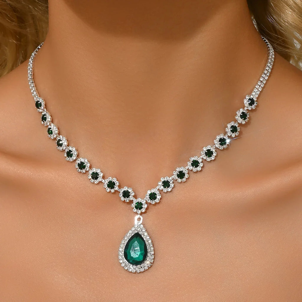 Collar con Dije de Flor y Gota de Cristal
