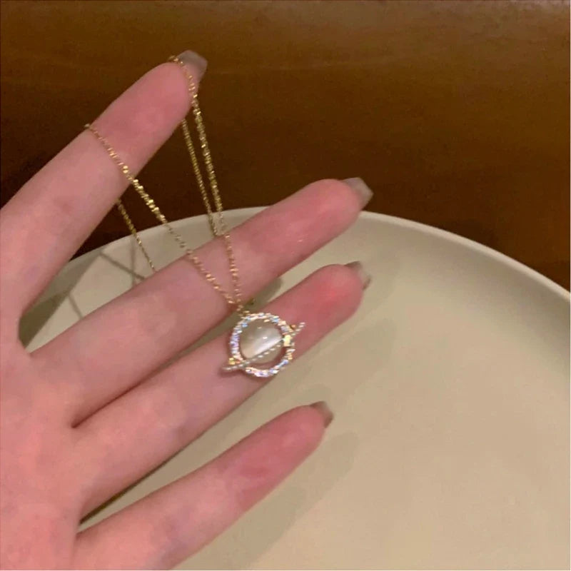 Collar con Dije Planeta y Corazón Rosa con Zirconia