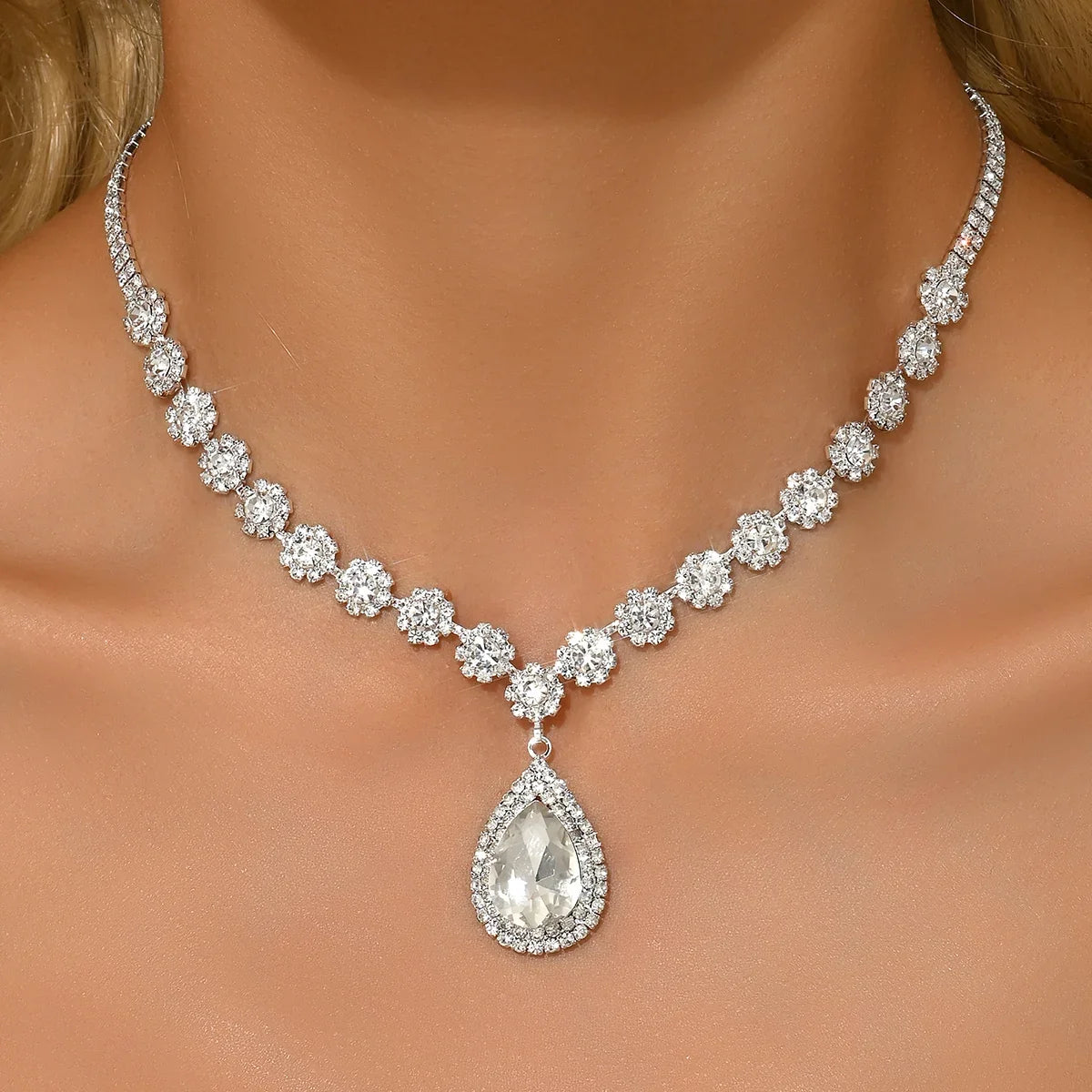 Collar con Dije de Flor y Gota de Cristal