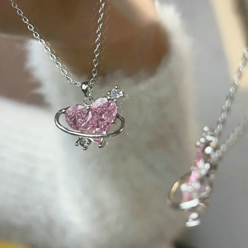 Collar con Dije Planeta y Corazón Rosa con Zirconia