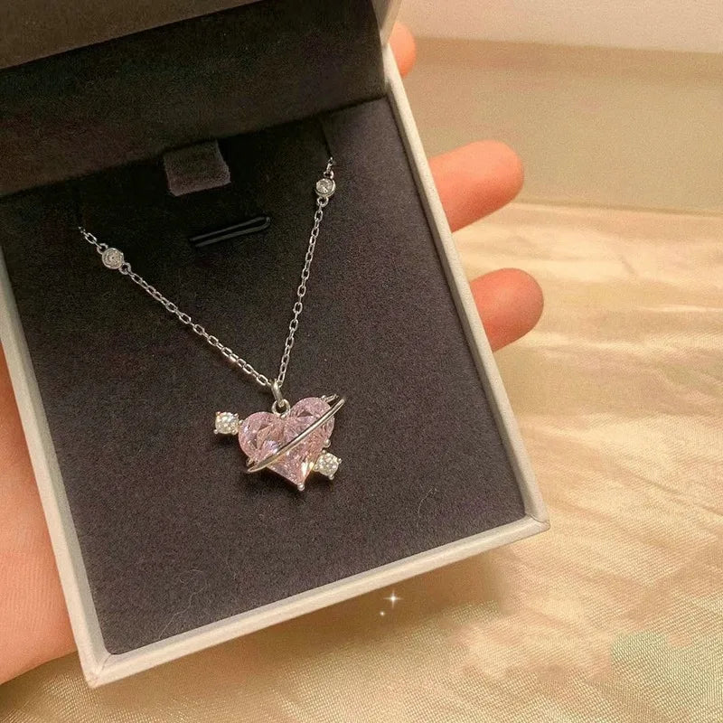 Collar con Dije Planeta y Corazón Rosa con Zirconia
