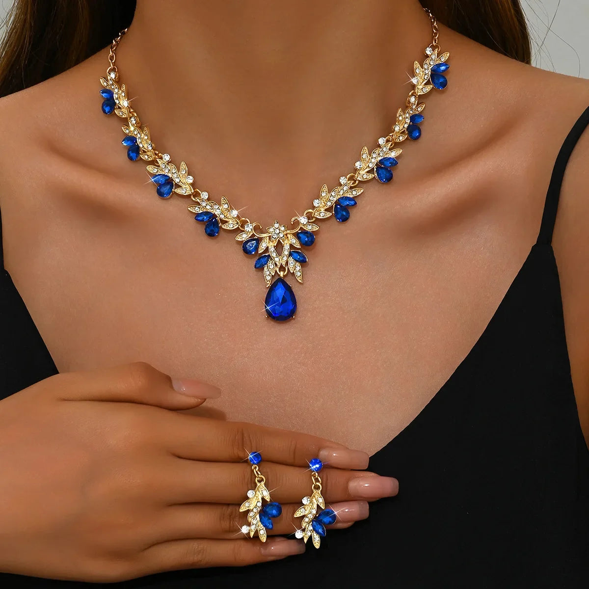Set de Collar y Aros con Gota de Agua (3 Piezas)